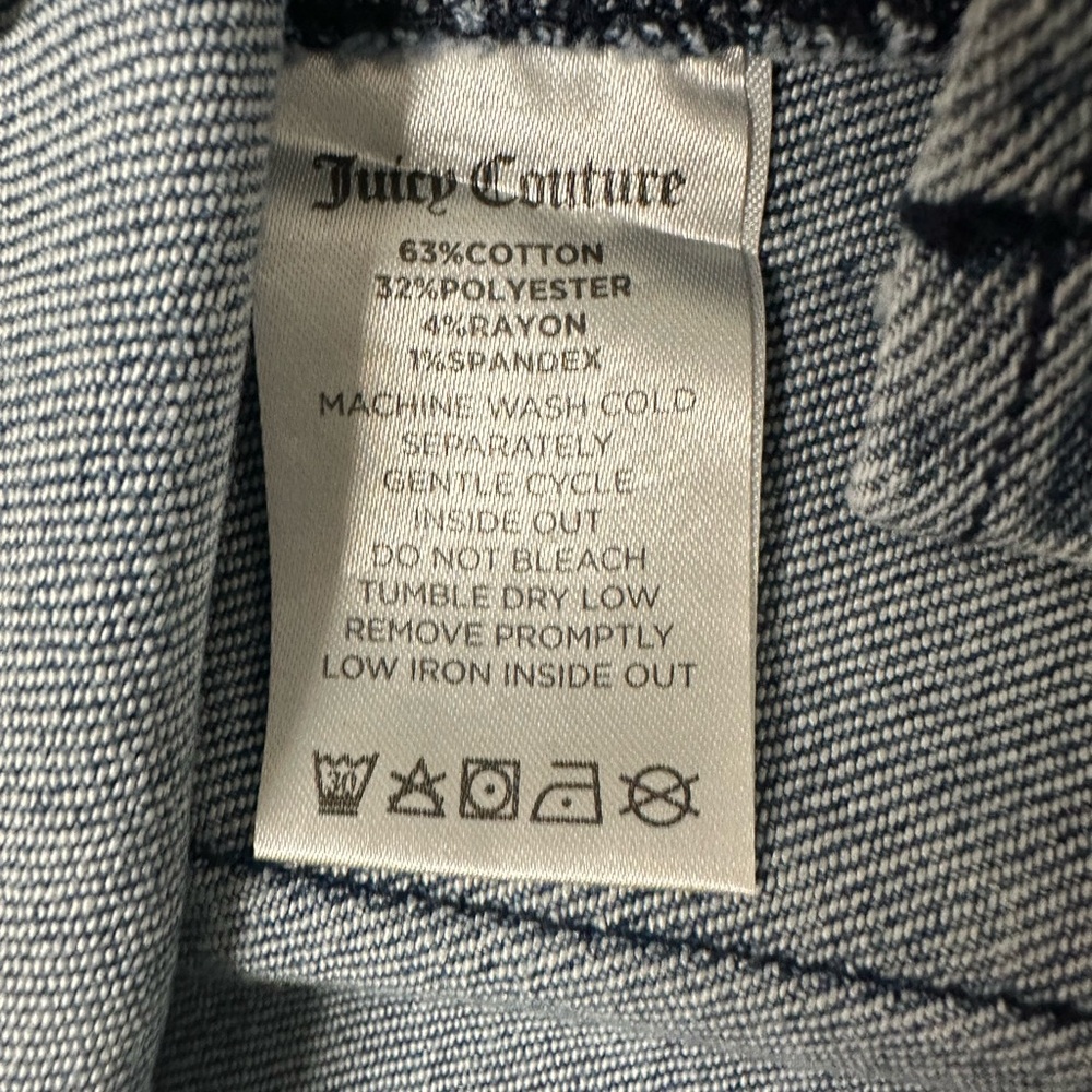 Juicy Couture Denim Medium Wash Cargo
Mini Skirt Size 32 NWT - Picture 8 of 9